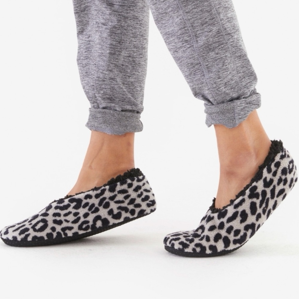 NWT Isaac Mizrahi Gray Black Cheetah Print Sherpa Fluffy Slippers Womens M 7-8.5